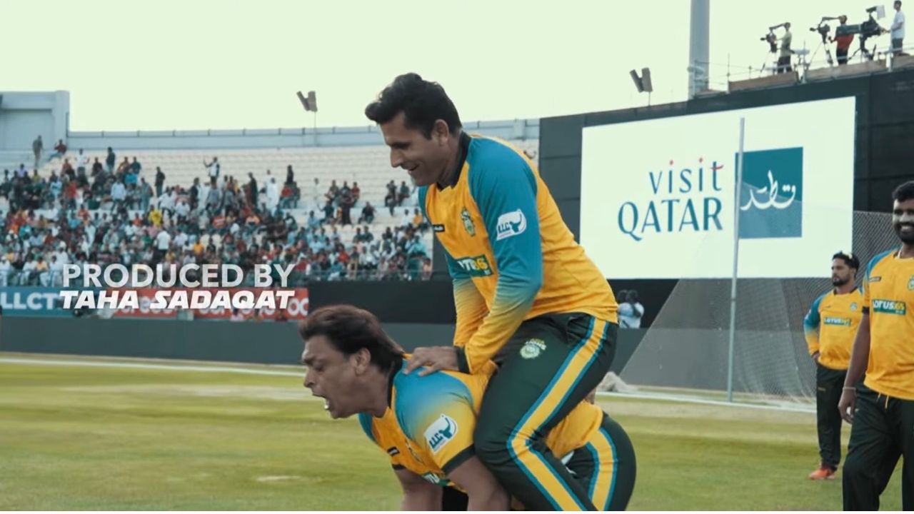 Abdul Razzaq On Shoaib Akhtar Back Pics