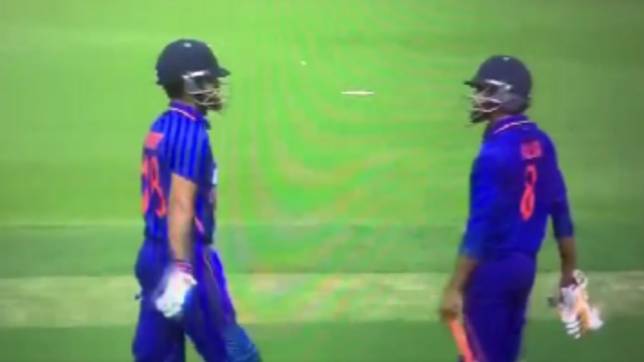 Ravindra Jadeja Stops Virat Kohli For DRS Video